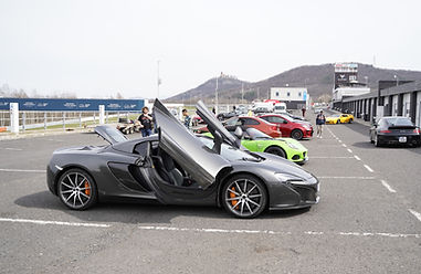 sportovní auta na track day