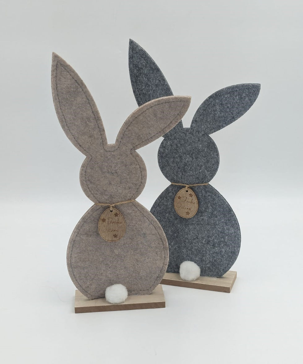 Filzhase auf Holzsockel Ostern