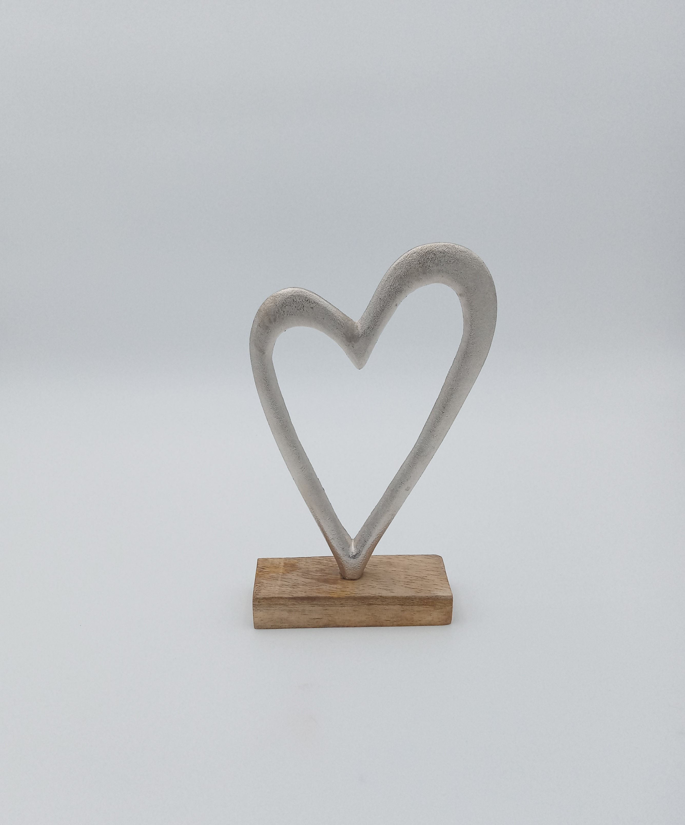 Herz aus Metall auf Holzsockel