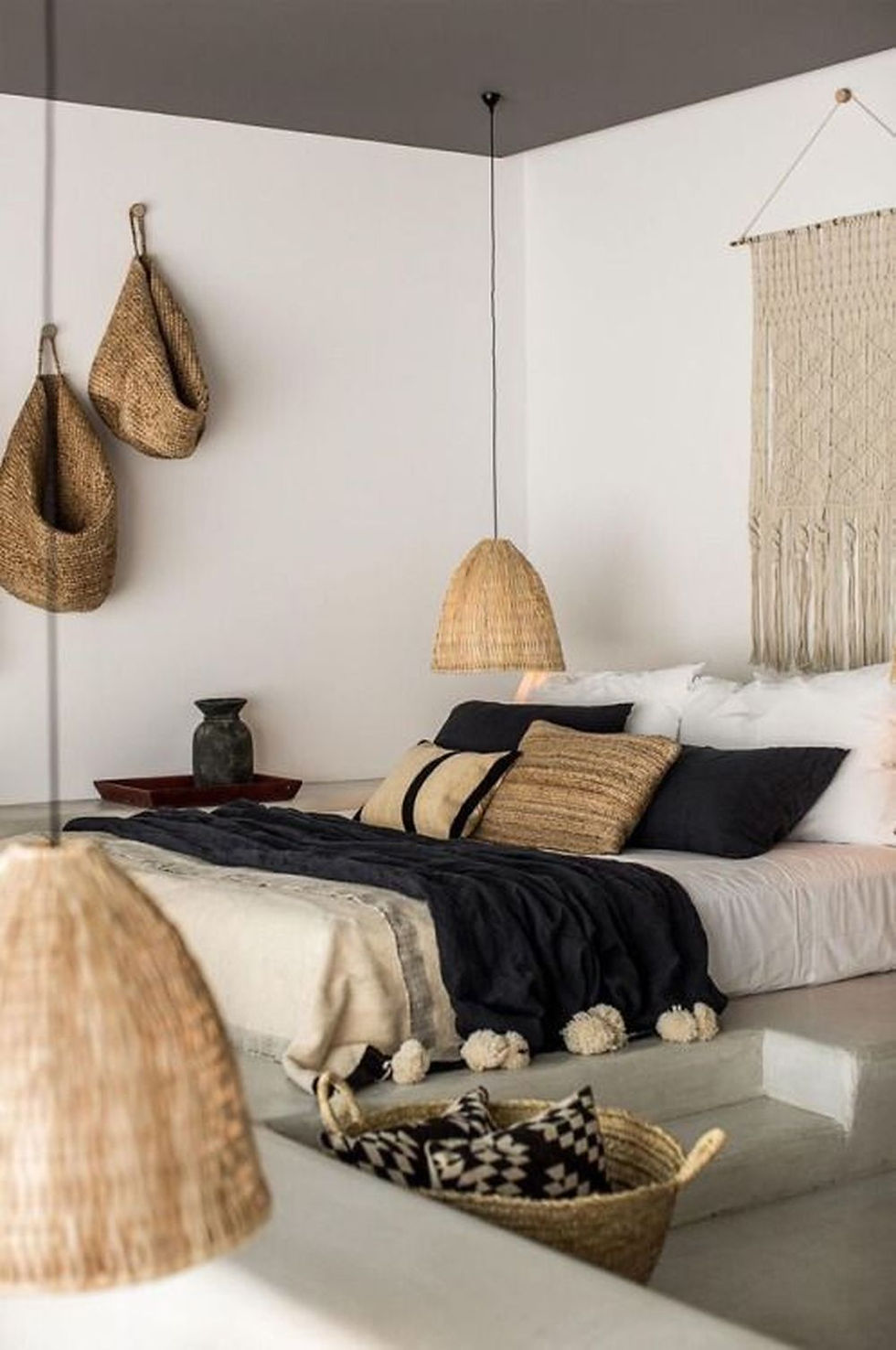 chambre bohème avec tapis berbère et coussins colorés suspension paille