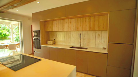 Cuisine intégrée contemporaine en bois clair avec électroménager encastré.