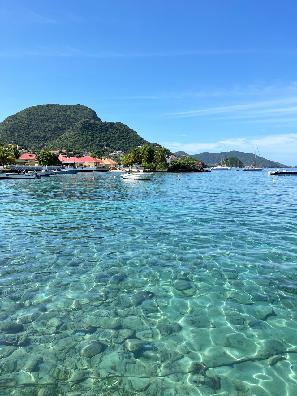 Excursion bateau aux Saintes sur une mer limpide