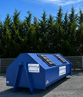 Moyens de collecte de Roucheau Recyclage : bennes, camions et équipements dédiés à la collecte et au recyclage des déchets à Loudun (86).