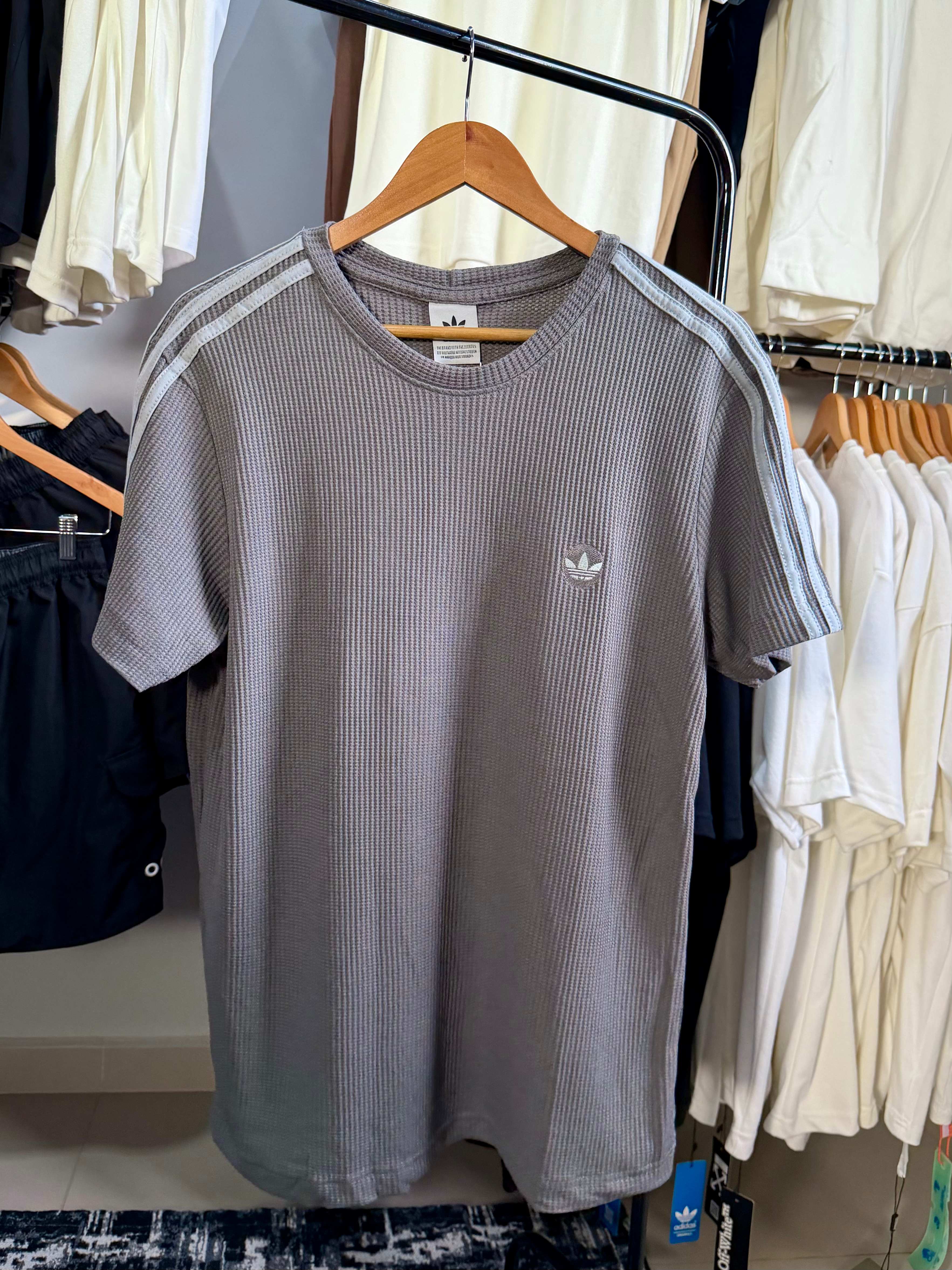 Camiseta Adidas Streetwear Texturizada | Cinza