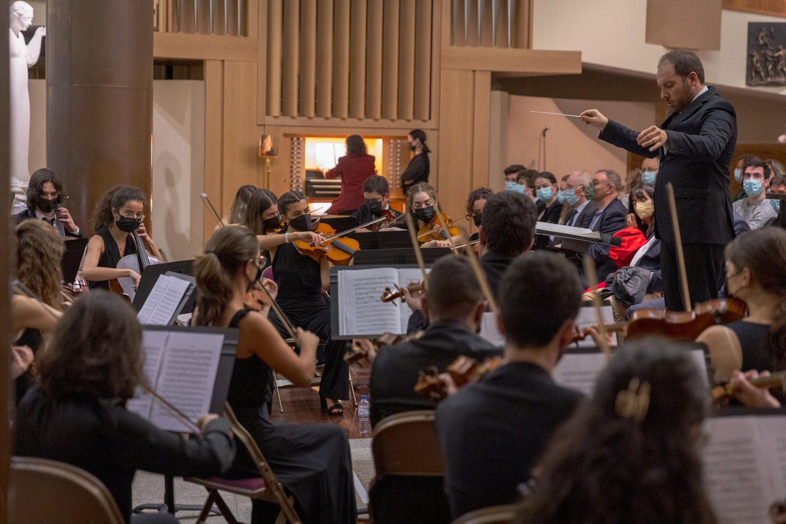 Ilaria Centorrino suona insieme all'orchestra