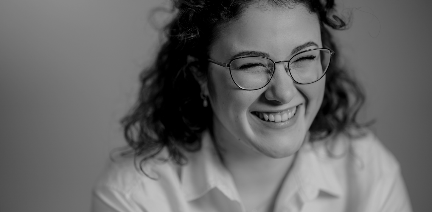 Ilaria Centorrino che ride, foto in bianco e nero