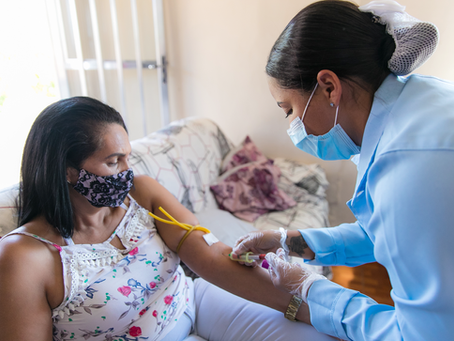 A praticidade de realizar exames de sangue sem sair de casa