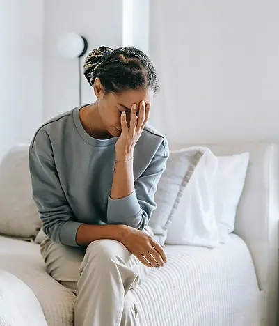 Frau sitzt frustriert auf Sofa – Sorgen wegen Energieausweis beim Hausverkauf.webp