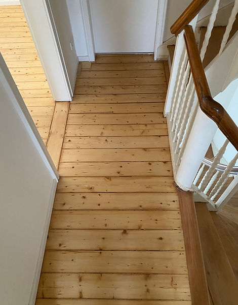 Altbau im Rückbau während der Sanierung mit freigelegten Wandflächen und neuer Elektroinstallation im Kontext von Bauen im Bestand.