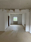 Altbau im Rückbau während der Sanierung mit freigelegten Wandflächen und neuer Elektroinstallation im Kontext von Bauen im Bestand.