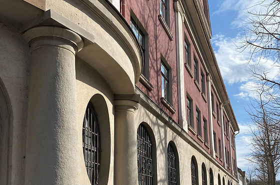 Historische Fassade eines Bestandsgebäudes mit Rundbögen und Putzdetails im Kontext von Altbau, Revitalisierung und Bauen im Bestand.
