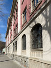 Historische Fassade eines Bestandsgebäudes mit Rundbögen und Putzdetails im Kontext von Altbau, Revitalisierung und Bauen im Bestand.