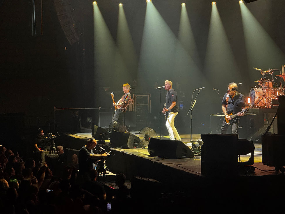 El pasado sábado, The Offspring convirtió el Arena de Badalona en una celebración colectiva de punk rock, memoria generacional y energía desbordada. La banda de Dexter Holland y Noodles demostró que, pese al paso de los años, su fórmula sigue siendo imbatible: guitarras afiladas, estribillos coreables y un directo que no da respiro.