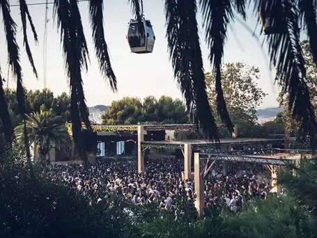 Hay lugares que son escenarios. Otros terminan convirtiéndose en memoria colectiva. Para miles de personas, los Jardins de Joan Brossa nunca fueron solo un parque de Montjuïc. Fueron el sitio donde Barcelona aprendió que la música electrónica también podía disfrutarse bajo el sol, entre árboles, cerveza en mano y una ciudad entera desplegándose a sus pies. Allí, Brunch Electronik dejó de ser una fiesta para convertirse en una forma de vivir los domingos.
