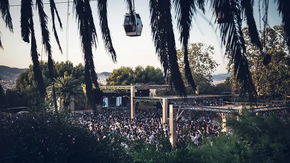 Hay lugares que son escenarios. Otros terminan convirtiéndose en memoria colectiva. Para miles de personas, los Jardins de Joan Brossa nunca fueron solo un parque de Montjuïc. Fueron el sitio donde Barcelona aprendió que la música electrónica también podía disfrutarse bajo el sol, entre árboles, cerveza en mano y una ciudad entera desplegándose a sus pies. Allí, Brunch Electronik dejó de ser una fiesta para convertirse en una forma de vivir los domingos.