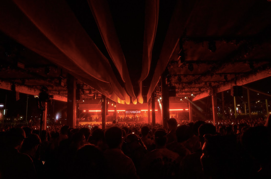 Hay festivales que se anuncian y festivales que se sienten. Brunch Electronik pertenece claramente al segundo grupo. Cuando Barcelona aún digiere el invierno, el festival ha decidido lanzar un golpe directo a la pista: un primer adelanto artístico para su edición 2026 que deja claro que el próximo verano no será uno cualquiera.