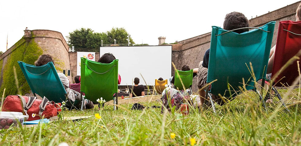 Hay planes de verano en Barcelona y luego está Sala Montjuïc. El ciclo de cine al aire libre más querido de la ciudad regresa este 2026 a su escenario original: el Fossat de Santa Eulàlia del Castell de Montjuïc. Y lo hace por todo lo alto, con 16 noches donde el cine, la música en vivo y las vistas más espectaculares de Barcelona vuelven a encontrarse bajo el cielo de verano.