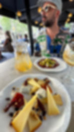 Ubicado en la Rambla de Catalunya, a pocos pasos de la Diagonal, Maranpau se presenta como una propuesta vibrante y envolvente de cocina mediterránea con un perfil industrial vintage. El local, bautizado con el nombre de Marc‑Anna‑Pau, hijos de una de las propietarias, mezcla elegancia informal, terraza animada y un interior cálido que combina madera y ladrillo con toques modernos 
