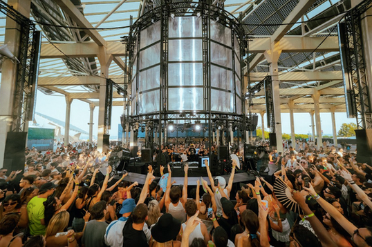 Hay festivales que se anuncian y festivales que se sienten. Brunch Electronik pertenece claramente al segundo grupo. Cuando Barcelona aún digiere el invierno, el festival ha decidido lanzar un golpe directo a la pista: un primer adelanto artístico para su edición 2026 que deja claro que el próximo verano no será uno cualquiera.