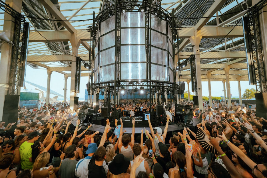 Hay festivales que se anuncian y festivales que se sienten. Brunch Electronik pertenece claramente al segundo grupo. Cuando Barcelona aún digiere el invierno, el festival ha decidido lanzar un golpe directo a la pista: un primer adelanto artístico para su edición 2026 que deja claro que el próximo verano no será uno cualquiera.