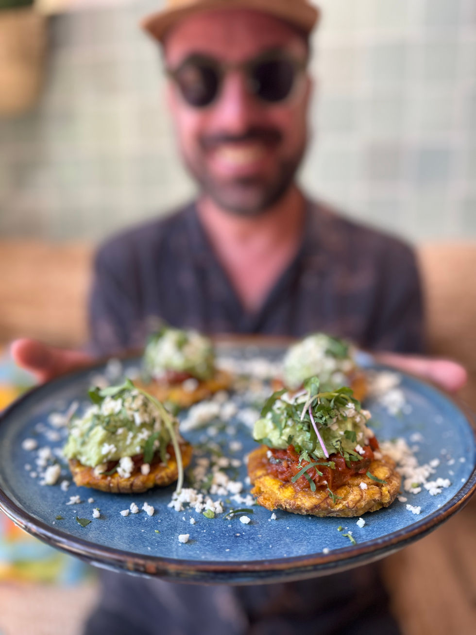 Barcelona tiene una nueva escapada tropical y está a pocos pasos del Mediterráneo. Trópico, uno de los brunch más emblemáticos y pioneros de la ciudad, abre una nueva etapa con su recién estrenado local en la Barceloneta, trasladando toda su esencia colorista, viajera y multicultural a uno de los barrios con más vida de Barcelona.