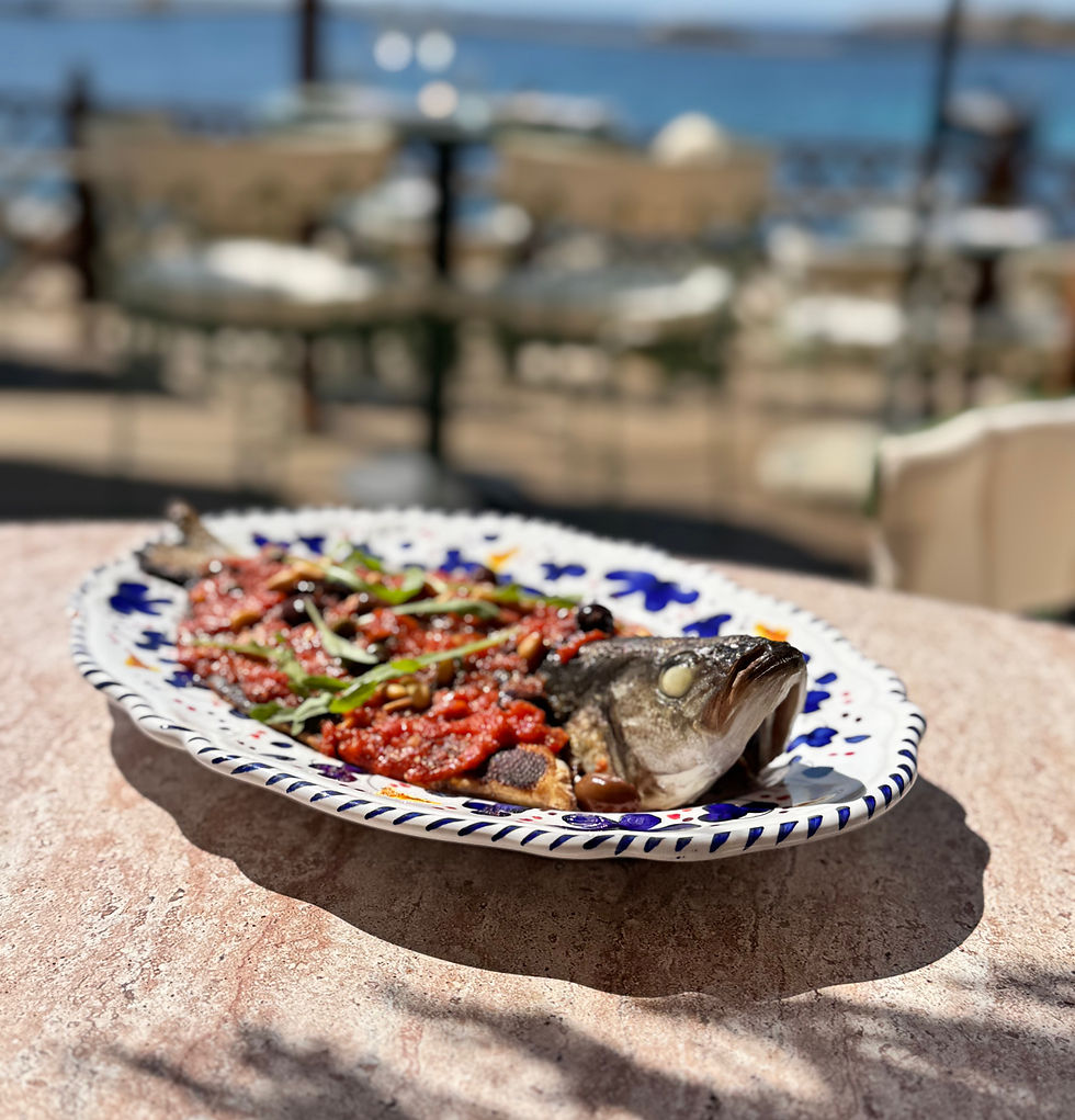 En una isla donde la gastronomía ya juega en la misma liga que la música electrónica y los beach clubs, encontrar un restaurante con personalidad propia no es tarea fácil. Sin embargo, Bambino ha llegado a Ibiza con una propuesta que escapa de las fórmulas habituales: un lugar donde la cocina italiana auténtica, la cultura del aperitivo y el espíritu libre de la isla se mezclan para crear algo mucho más parecido a una experiencia que a una simple cena.