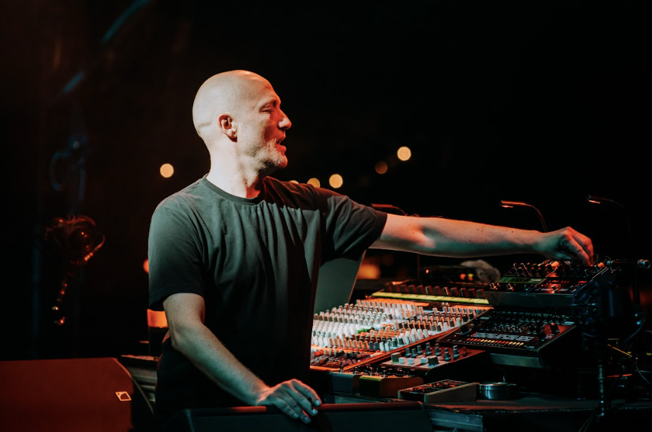 Hay festivales que se anuncian y festivales que se sienten. Brunch Electronik pertenece claramente al segundo grupo. Cuando Barcelona aún digiere el invierno, el festival ha decidido lanzar un golpe directo a la pista: un primer adelanto artístico para su edición 2026 que deja claro que el próximo verano no será uno cualquiera.