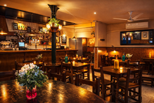 En la esquina más simbólica de Gràcia —donde se cruzan Libertat y Fraternitat, y las conversaciones duran más que los semáforos— hay un lugar que huele a sofrito desde 1956. Se llama Casa Pagès y acaba de soplar 70 velas con reforma incluida. Pero que nadie espere un giro foodie ni espuma de butifarra: aquí se viene a mojar pan.