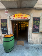 En una calle discreta de la Barceloneta, donde las persianas aún guardan historias de barrio y el salitre se cuela por cada esquina, brilla el rótulo de La Merenda del Farero como una invitación luminosa a bajar el ritmo. Este pequeño bar italiano no necesita artificios: su fachada habla claro, con pizarras escritas a mano y una promesa sencilla pero contundente —aquí se viene a comer y beber bien.