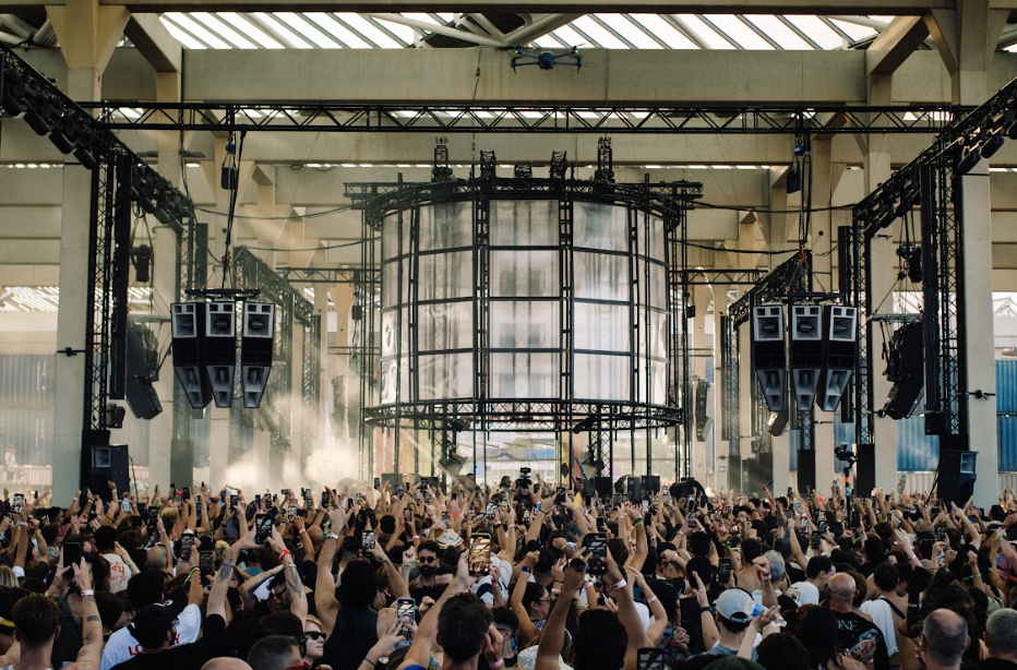 Hay festivales que se anuncian y festivales que se sienten. Brunch Electronik pertenece claramente al segundo grupo. Cuando Barcelona aún digiere el invierno, el festival ha decidido lanzar un golpe directo a la pista: un primer adelanto artístico para su edición 2026 que deja claro que el próximo verano no será uno cualquiera.