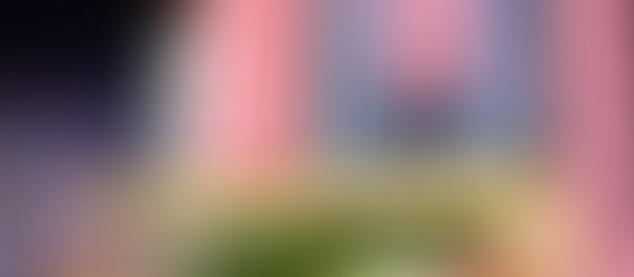 En una ciudad donde cada semana aparece un nuevo concepto gastronómico, encontrar algo con identidad propia no siempre es fácil. Pero eso es precisamente lo que ocurre al entrar en Brutta, una focaccería de Barcelona nacida de una historia tan simple como poderosa: cuatro amigos argentinos que se conocen desde los cinco años y decidieron cambiar su vida después de una crisis existencial de los 30. Tres de ellos terminaron viviendo en Barcelona, el cuarto en Alemania, y entre conversaciones y nostalgia apareció la idea que acabaría convirtiéndose en su proyecto común: abrir un restaurante.