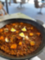 Ubicado en la Rambla de Catalunya, a pocos pasos de la Diagonal, Maranpau se presenta como una propuesta vibrante y envolvente de cocina mediterránea con un perfil industrial vintage. El local, bautizado con el nombre de Marc‑Anna‑Pau, hijos de una de las propietarias, mezcla elegancia informal, terraza animada y un interior cálido que combina madera y ladrillo con toques modernos 