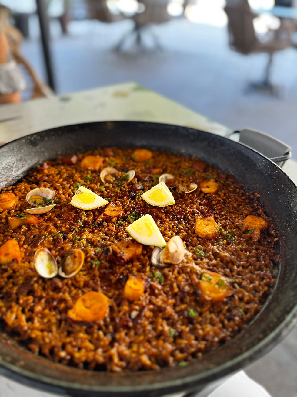 Ubicado en la Rambla de Catalunya, a pocos pasos de la Diagonal, Maranpau se presenta como una propuesta vibrante y envolvente de cocina mediterránea con un perfil industrial vintage. El local, bautizado con el nombre de Marc‑Anna‑Pau, hijos de una de las propietarias, mezcla elegancia informal, terraza animada y un interior cálido que combina madera y ladrillo con toques modernos 