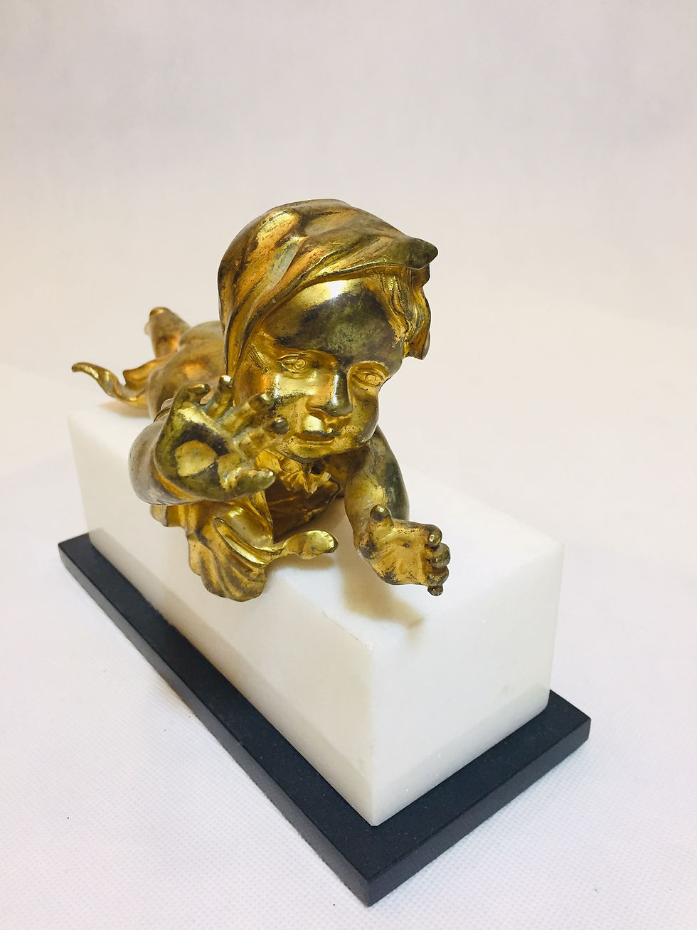 Miniatura: Rzeźba przedstawiająca leżące putto