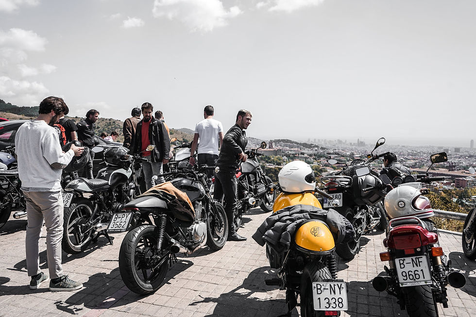 Fahrten zur Entdeckung der schönsten Aussichtspunkte Barcelonas und geheimer Orte mit Ihrem Mietmotorrad Caferacer