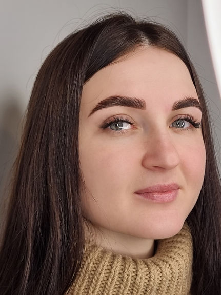 Laminacja brwi i rzęs z farbowaniem i regulacją, podkreślony naturalny efekt