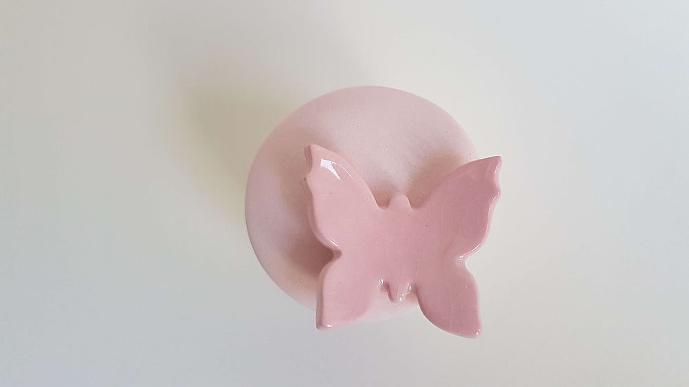 Thumbnail: Mini urn roze voorzien met een roze vlinder. Volledig handgemaakt keramiek, dus echt uniek.