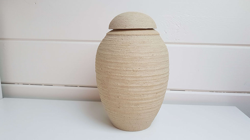 handgemaakte urn van keramiek met een natuurlijke uitstraling voor een gedeelte van de as