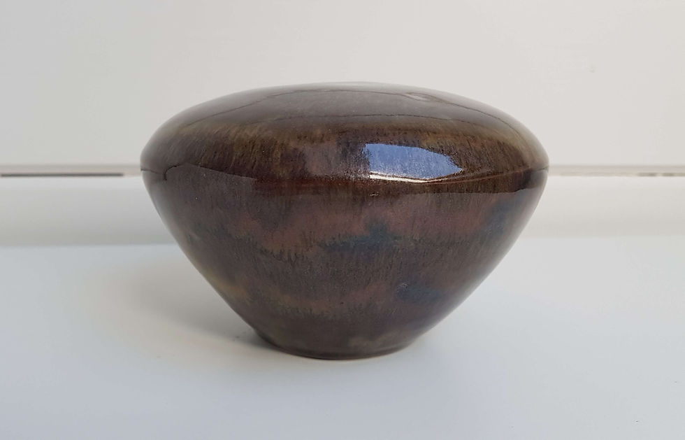 Handgemaakte unieke mini urn in de kleuren bruin, antraciet en beige. Prachtig en persoonlijk. Uit eigen atelier in Breda.