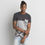 Thumbnail: T-SHIRT CON CUELLO REDONDO, BOLSILLO Y ESTAMPADO EN PIEZAS AEO