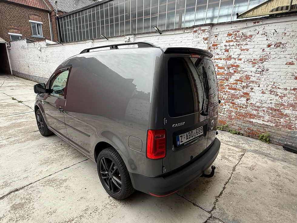 Volkswagen Caddy automaat grijs, achteraanzicht met Belgische nummerplaat, geïmporteerd uit Duitsland door SoHo Automotive