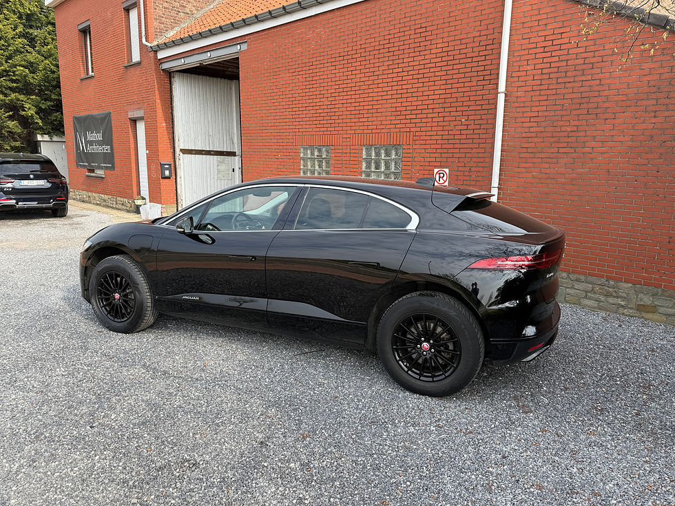 Achterkant van Jaguar I-PACE 400 EV S, ingevoerd vanuit Nederland via SoHo Automotive.