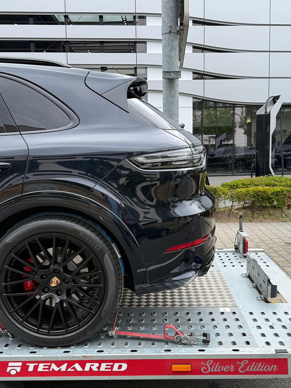 Porsche Cayenne op aanhanger van Soho Automotive BV