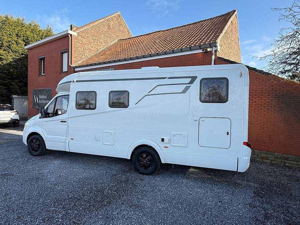 Zijaanzicht van Hymer premium camper op Mercedes chassis, ingevoerd vanuit Nederland via SoHo Automotive.