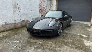Zwarte Porsche 911 Carrera 4S 2025 ingevoerd vanuit Duitsland – onder 10.000 km, staat van nieuw, volledige Porsche-garantie via SoHo Automotive