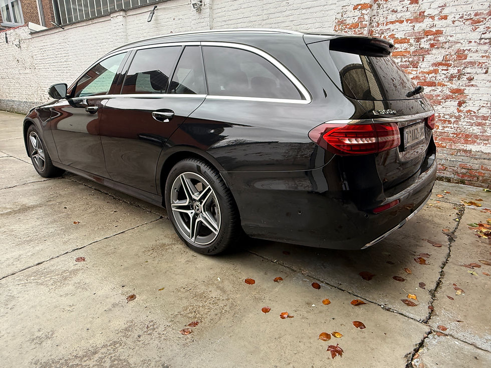 Mercedes E300e Touring Plug-in Hybrid zwart achter aanzicht bij dealer Berlijn geïmporteerd SoHo Automotive