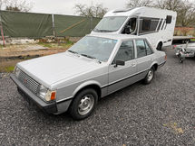 Foto's van een Mitsubishi Lancer 1.4 GLX automaat oldtimer (45 jaar oud) met slechts 42.000 originele kilometers, ingevoerd uit Duitsland in showroom-staat.