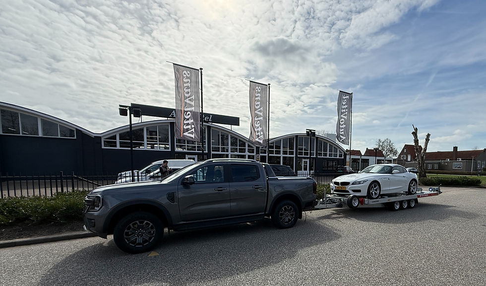 Ford Ranger met aanhanger draagt witte BMW Z4 sDrive20i, ingevoerd vanuit Nederland via SoHo Automotive