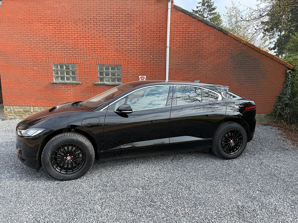 Zijaanzicht van Jaguar I-PACE 400 EV S, ingevoerd vanuit Nederland via SoHo Automotive