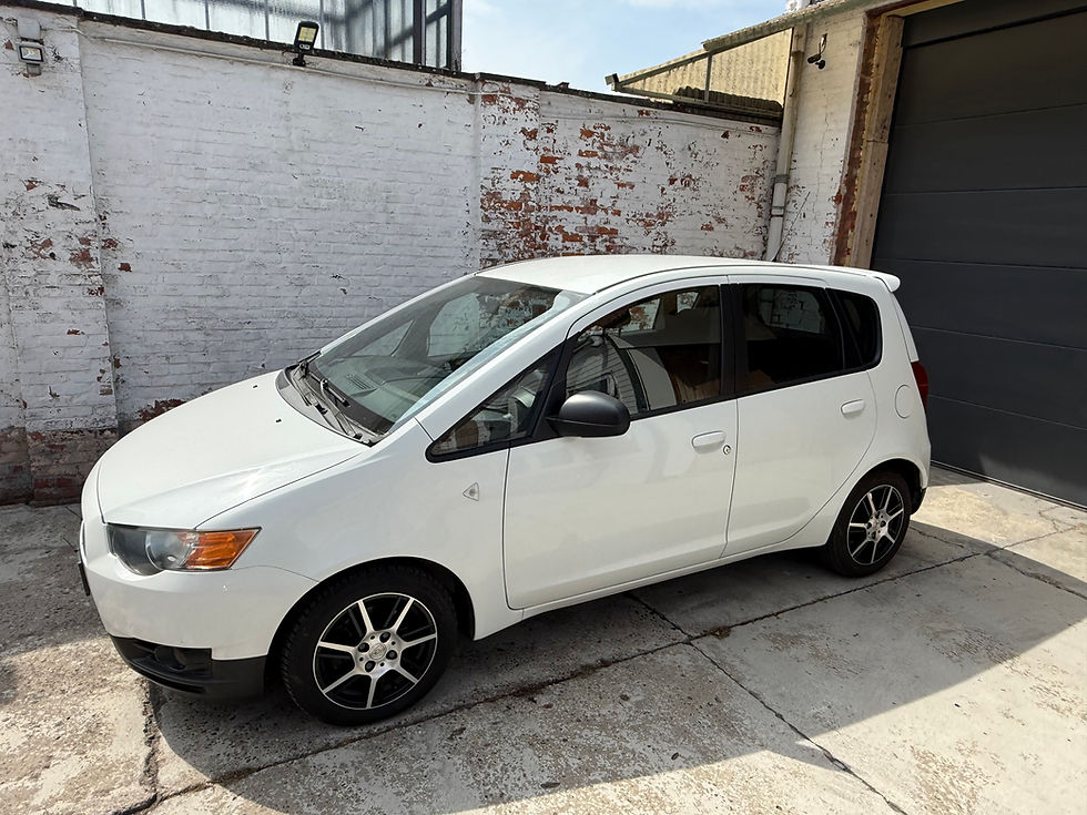 Mitsubishi Colt grijs 2011, vooraanzicht, jong-gebruikt, import Nederland SoHo Automotive